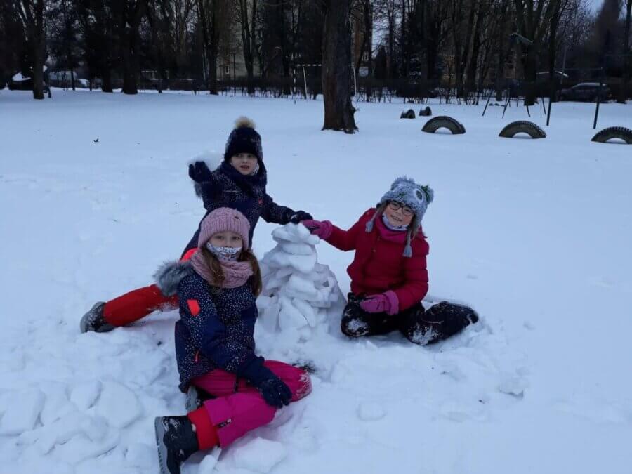 Zimowe zabawy na śniegu