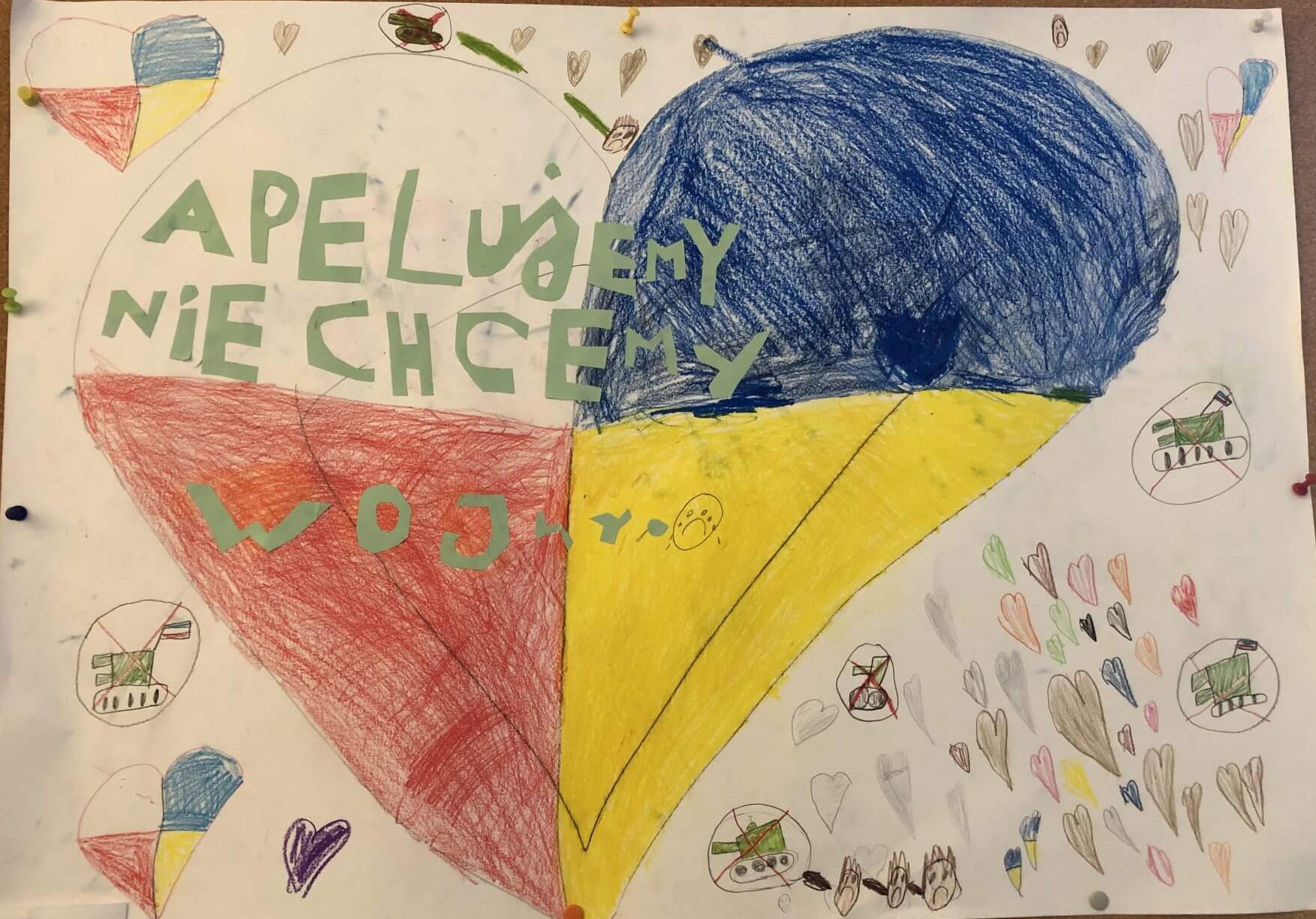 2C3BA0E3-8C08-4B8C-9C6D-AFE9EA45B2FC Plakat wspierający Ukrainę, sprzeciw wobec wojny - ataku Rosji na Ukrainę