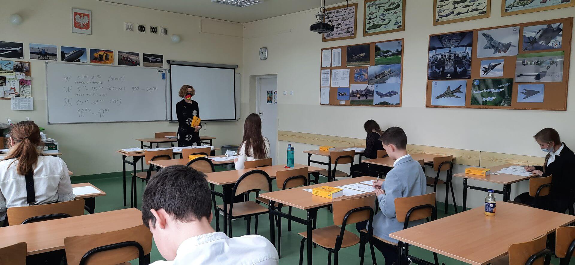 uczniowie klasy 8 w czasie egzaminu DSD