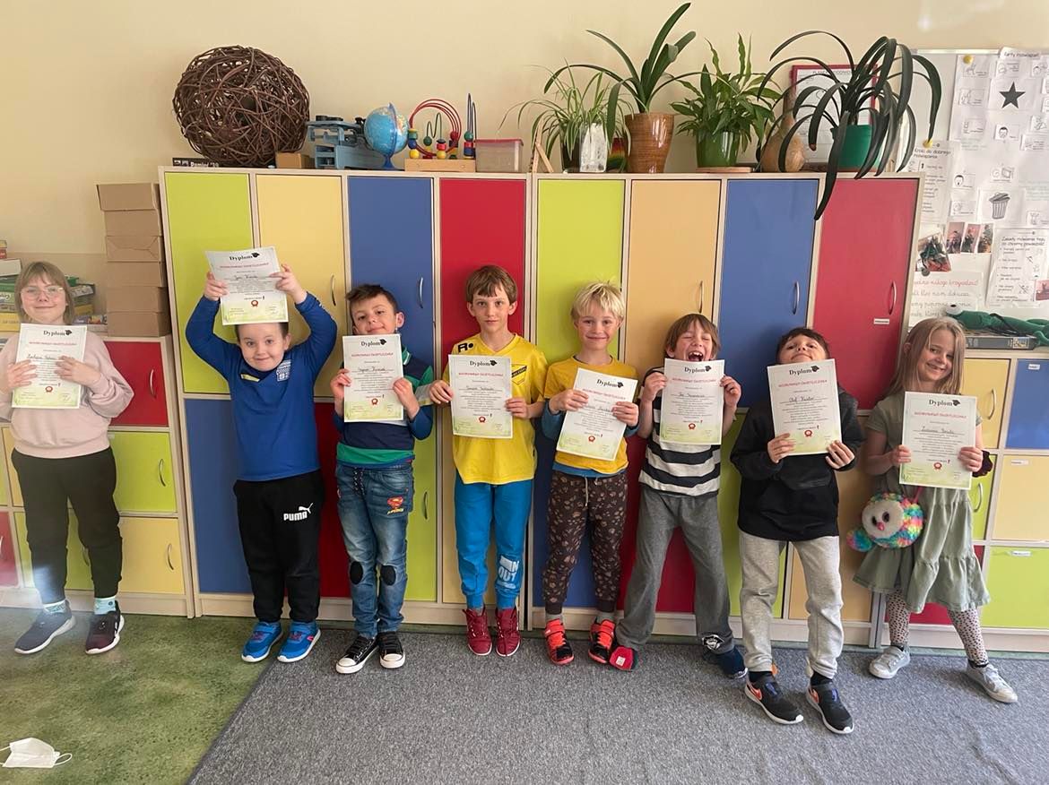 275600500_1123702628469666_2395150137769180629_n Dzieci stoją, trzymają dyplomy, wzorowy świetliczak