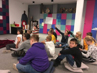 uczniowie klasy 4a słuchają legend krakowskich