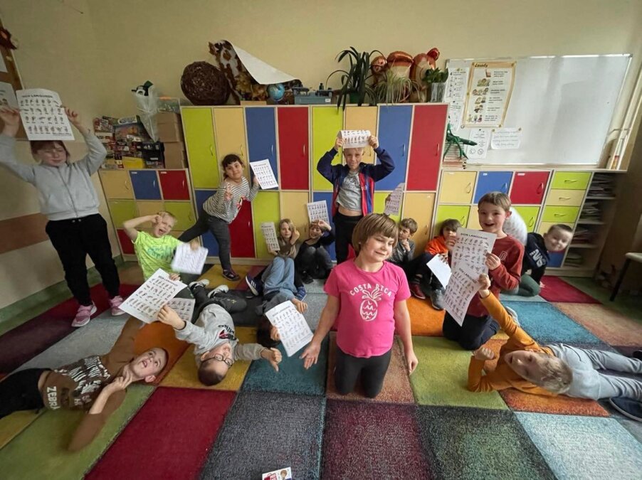 Każdy inny, wszyscy równi…zabawy z językiem migowym w 2a na świetlicy