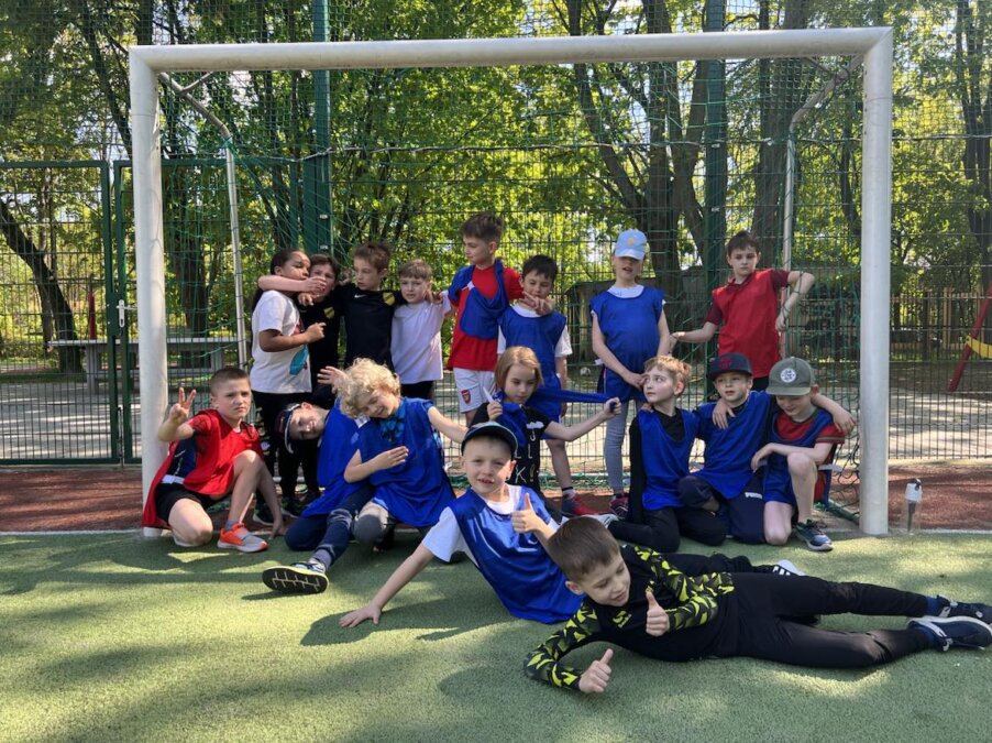 Mecz piłki nożnej klas I w świetlicy