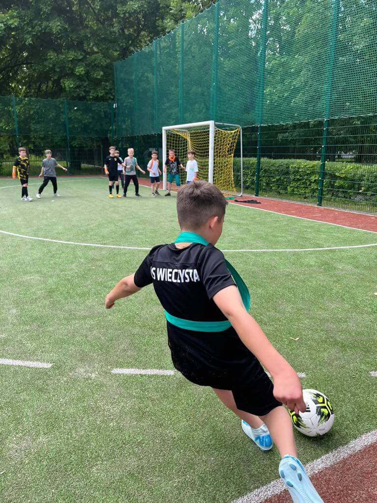 Świetlicowy mecz piłki nożnej