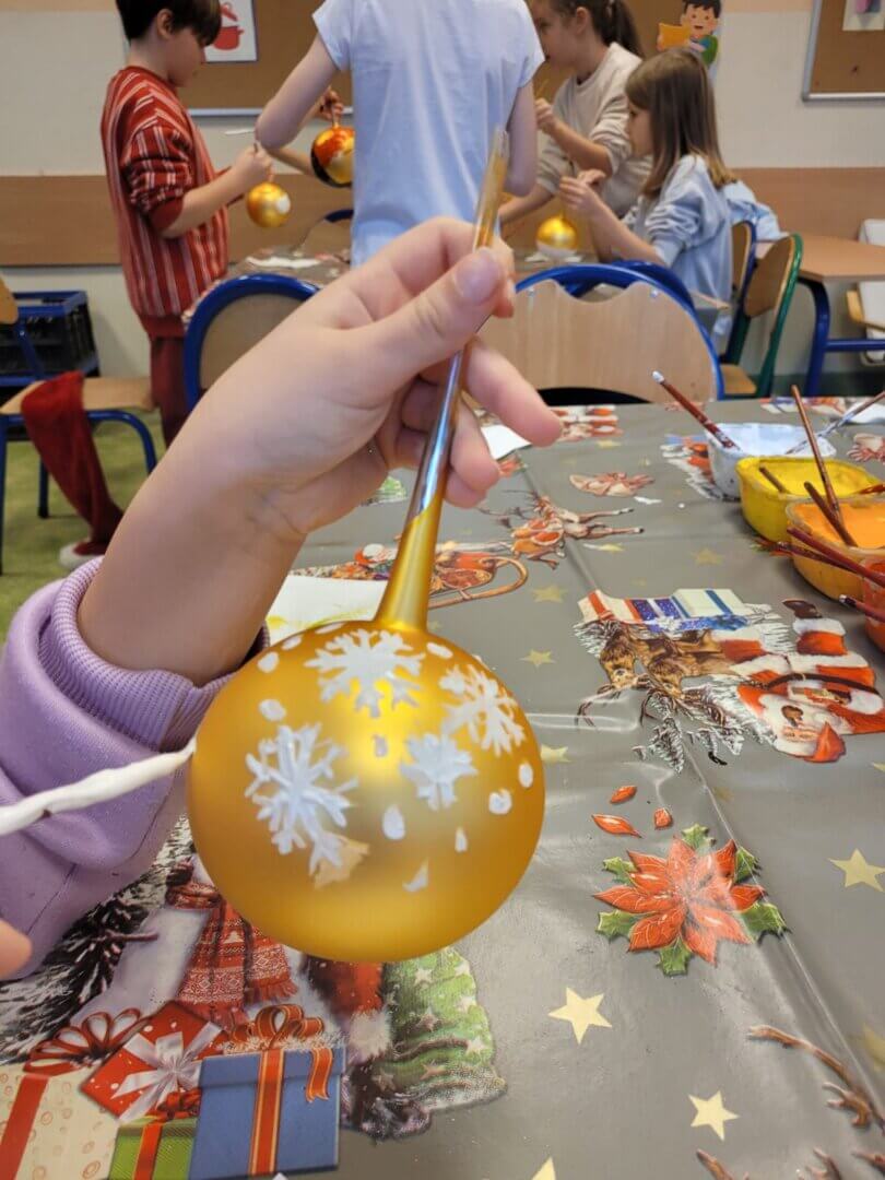 Mikołajkowe warsztaty malowania bombek i zdobienia pierników.